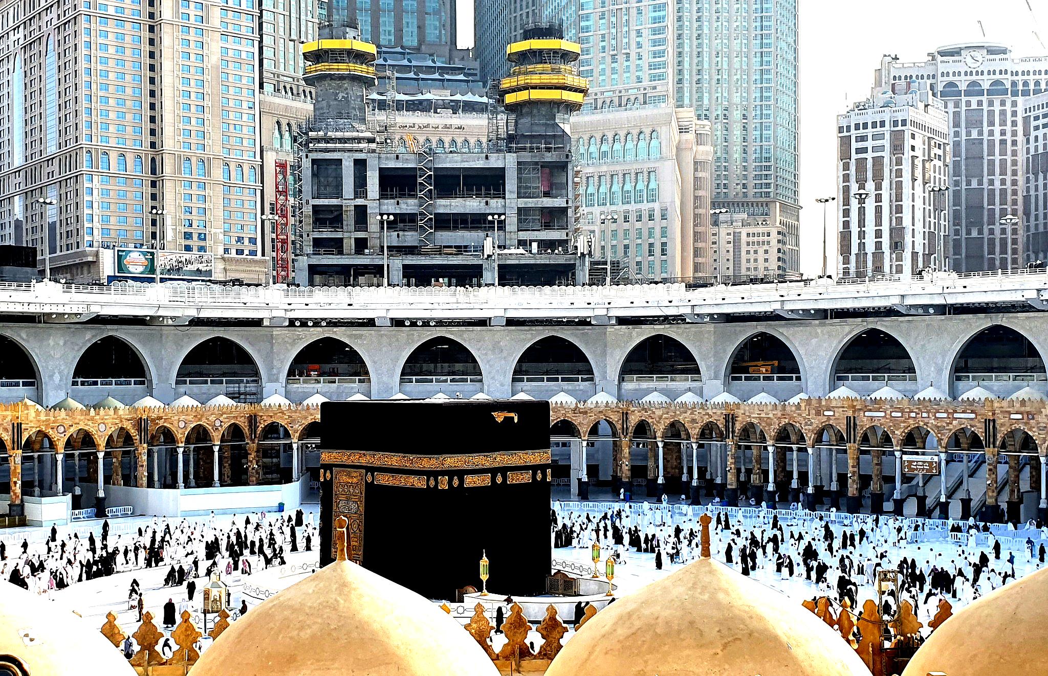 https://meccachat.com/wp-content/uploads/2024/11/enhanced_View_of_the_courtyard_of_the_Great_Mosque_of_Mecca_Saudi_Arabia_2.jpg